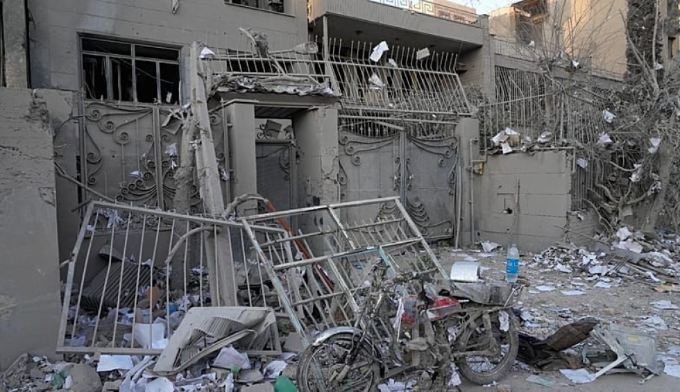 A generic square placeholder image with rounded corners in a figure.