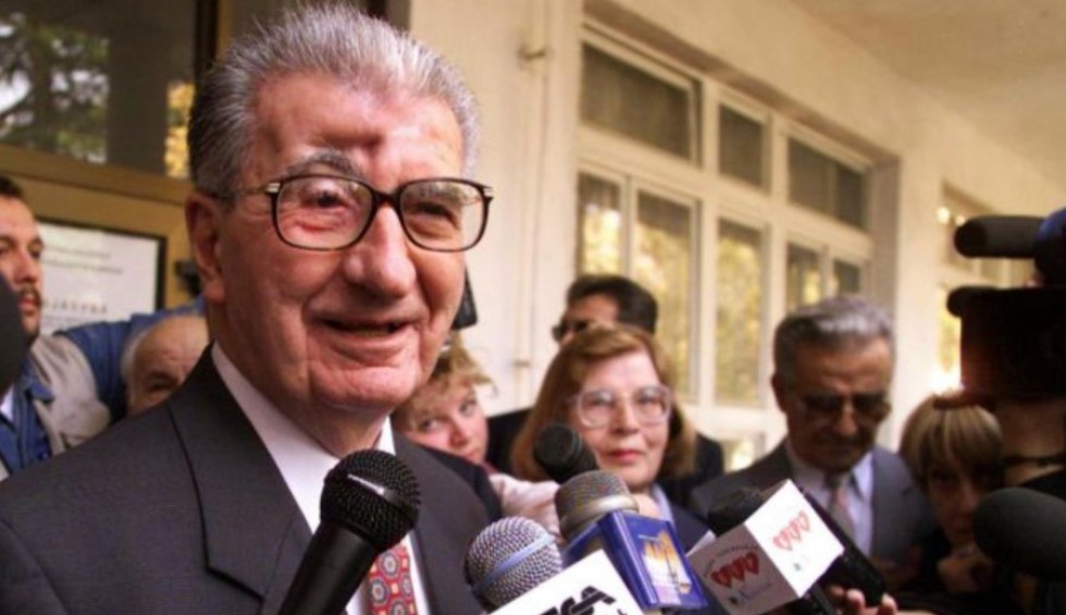 A generic square placeholder image with rounded corners in a figure.