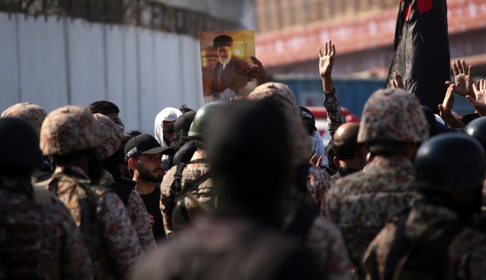 A generic square placeholder image with rounded corners in a figure.