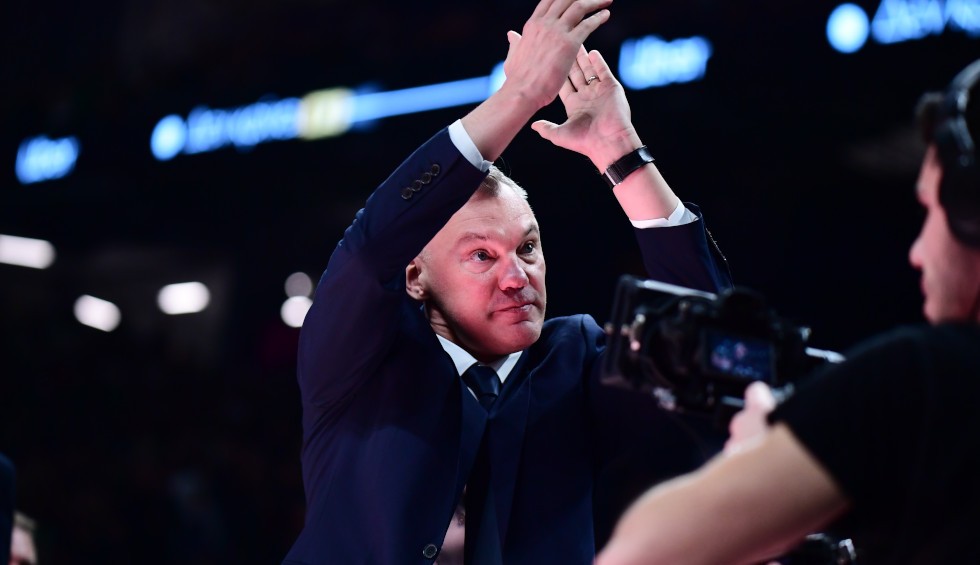 Οι παίκτες της Φενέρμπαχτσε ευχήθηκαν στον Σάρας με φατούρο και λαβή πάλης (vid)