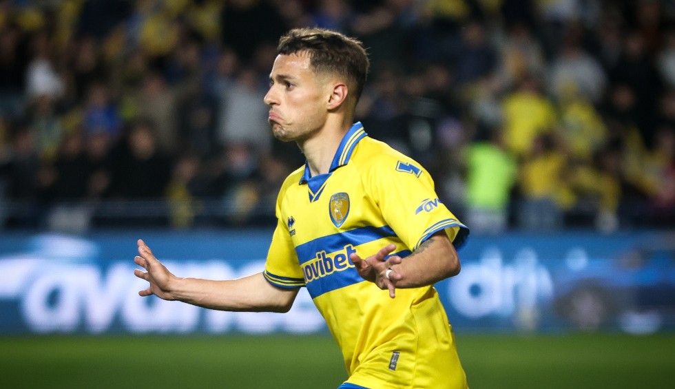 A generic square placeholder image with rounded corners in a figure.