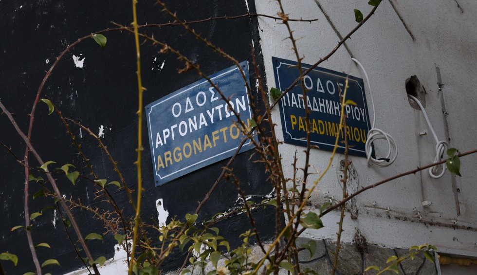 A generic square placeholder image with rounded corners in a figure.