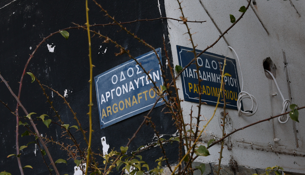 A generic square placeholder image with rounded corners in a figure.