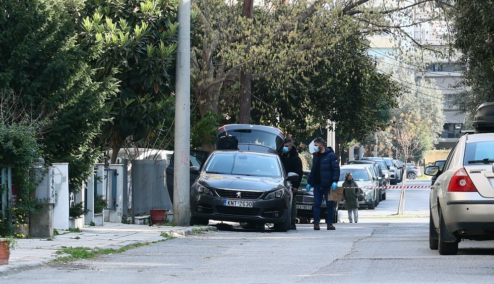 A generic square placeholder image with rounded corners in a figure.