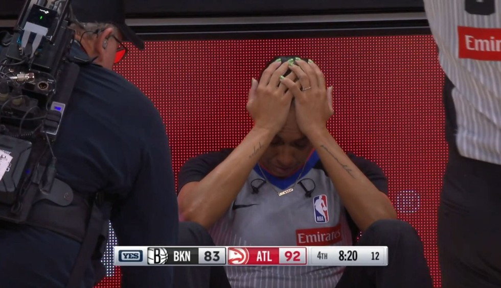 NBA: Η διαιτητής έβλεπε... γήπεδο και τράκαρε πάνω στον οπερατέρ