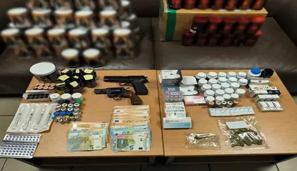 A generic square placeholder image with rounded corners in a figure.