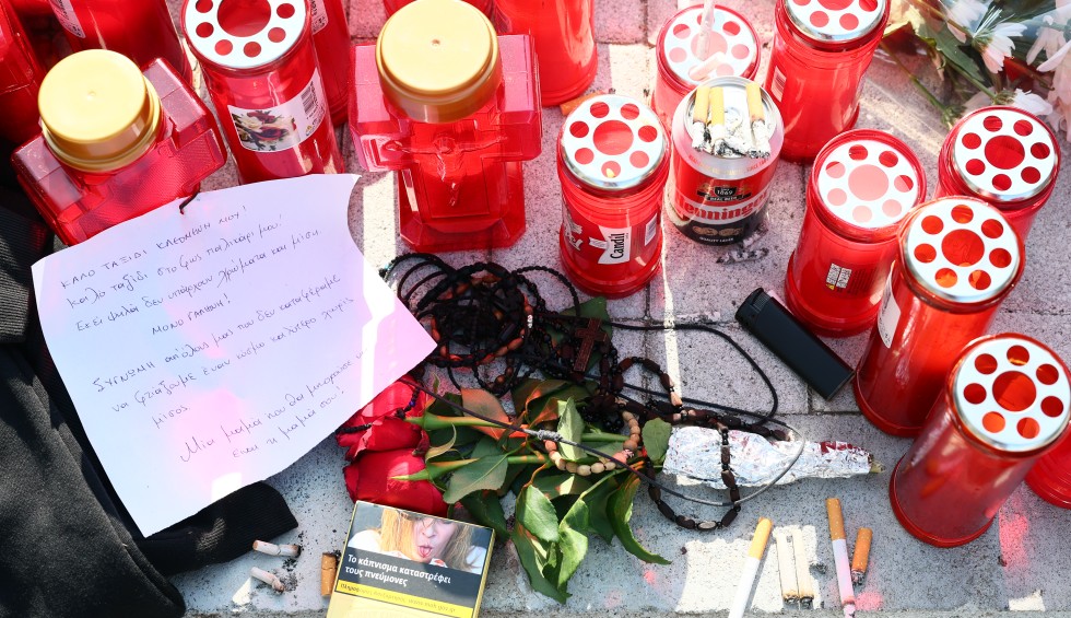 A generic square placeholder image with rounded corners in a figure.