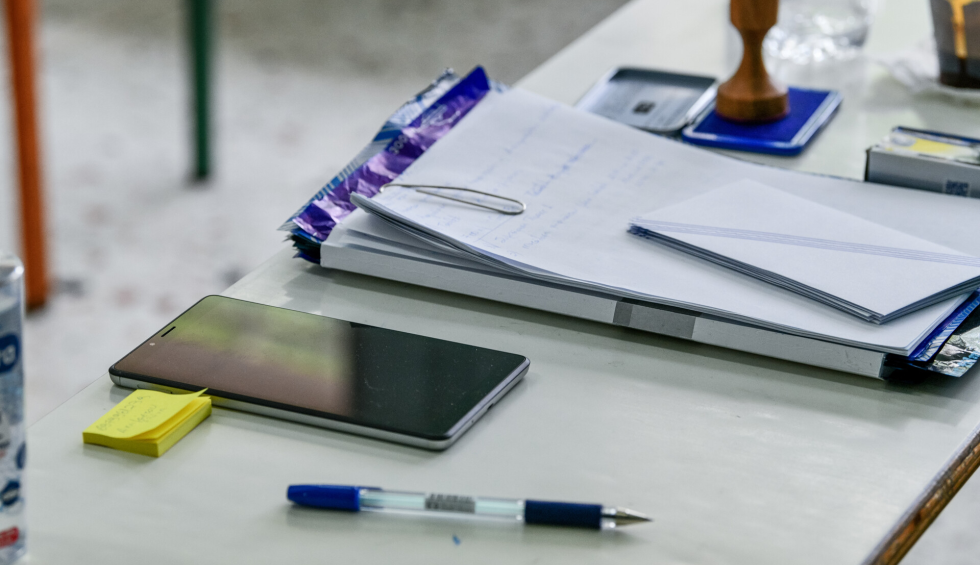 A generic square placeholder image with rounded corners in a figure.