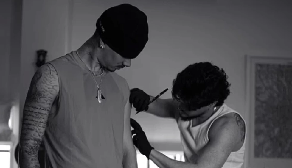 A generic square placeholder image with rounded corners in a figure.