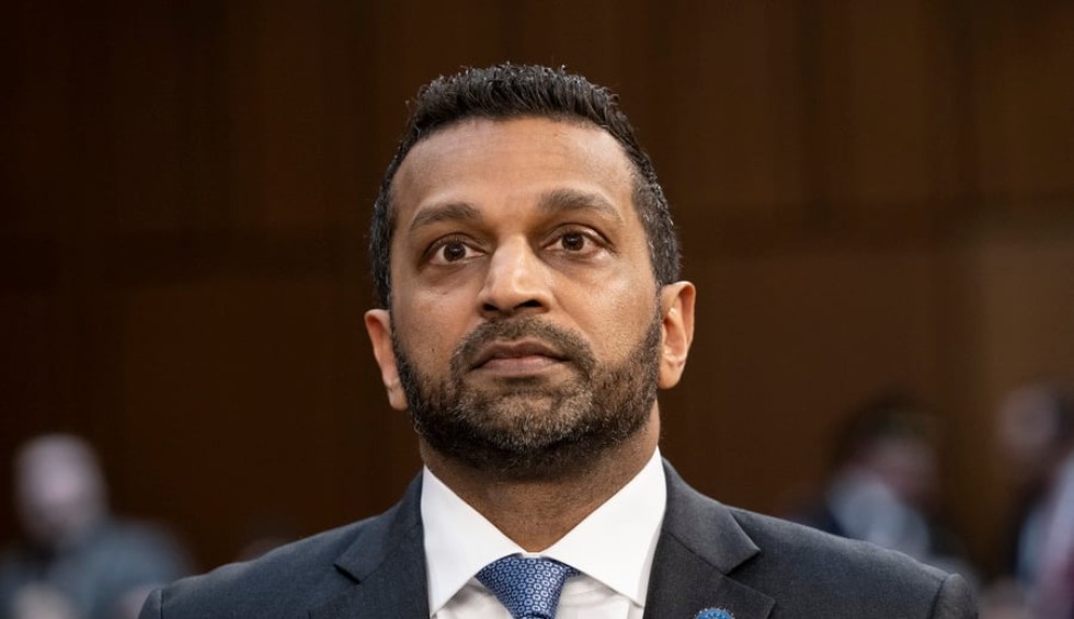 Οι Ιρανοί χάκαραν email του διευθυντή του FBI και δημοσίευσαν βίντεο να χορεύει αλά Σαπουντζάκη!