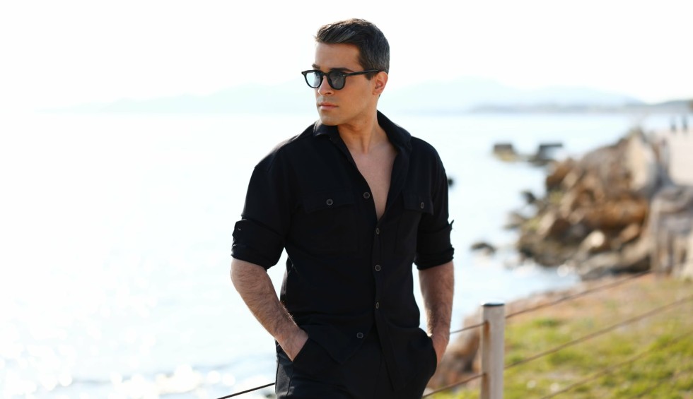 A generic square placeholder image with rounded corners in a figure.