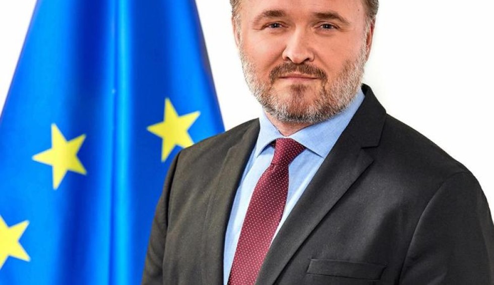 A generic square placeholder image with rounded corners in a figure.