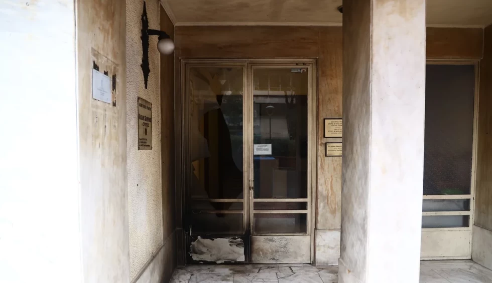 A generic square placeholder image with rounded corners in a figure.