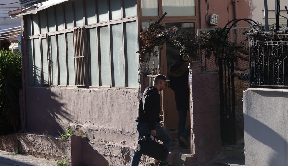 A generic square placeholder image with rounded corners in a figure.