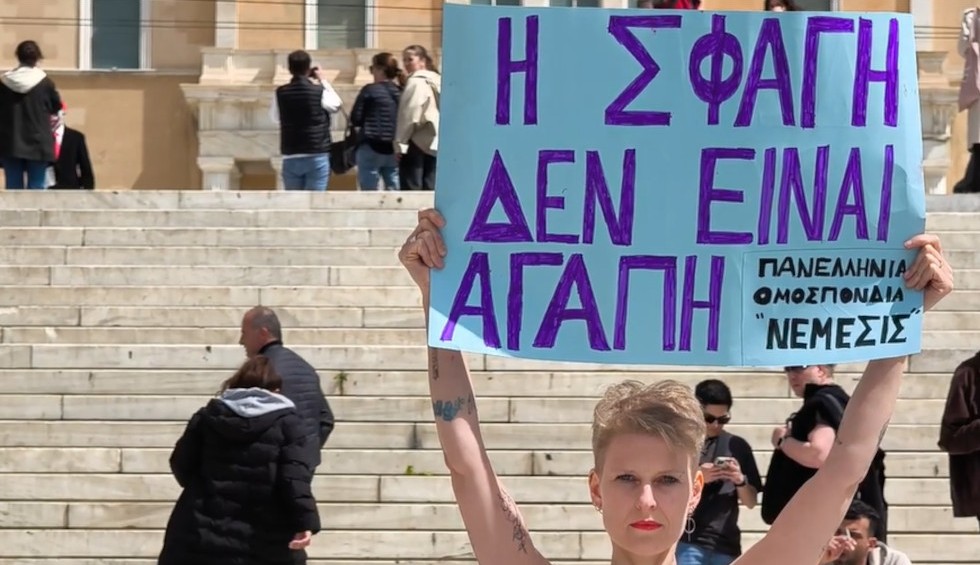 «Η σφαγή δεν είναι αγάπη»: Διαμαρτυρία βίγκαν ακτιβιστών στο Σύνταγμα για το Πάσχα