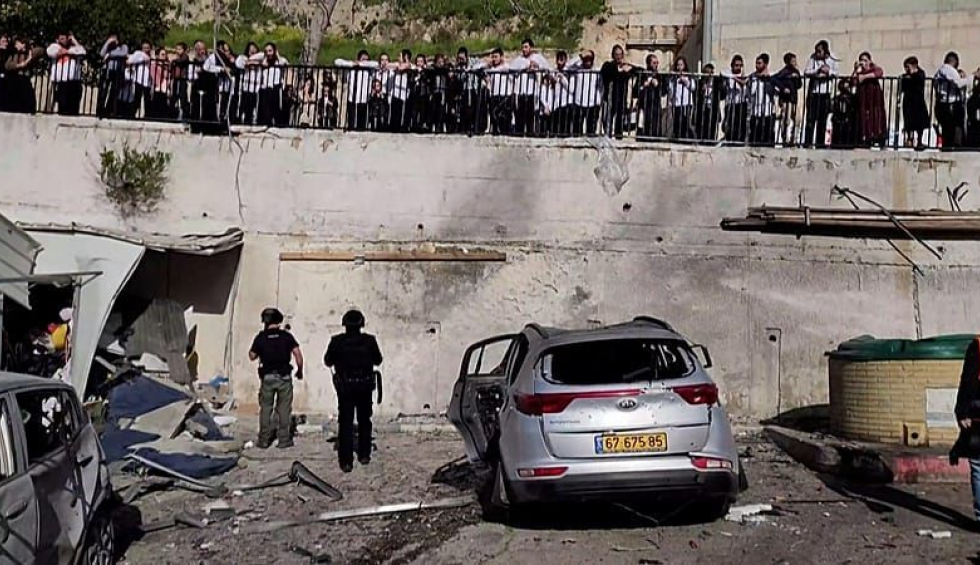 A generic square placeholder image with rounded corners in a figure.