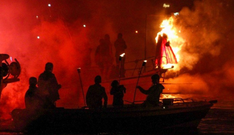 A generic square placeholder image with rounded corners in a figure.