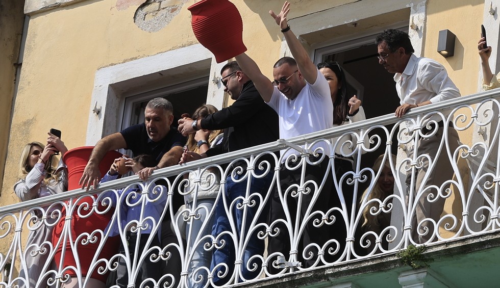 A generic square placeholder image with rounded corners in a figure.