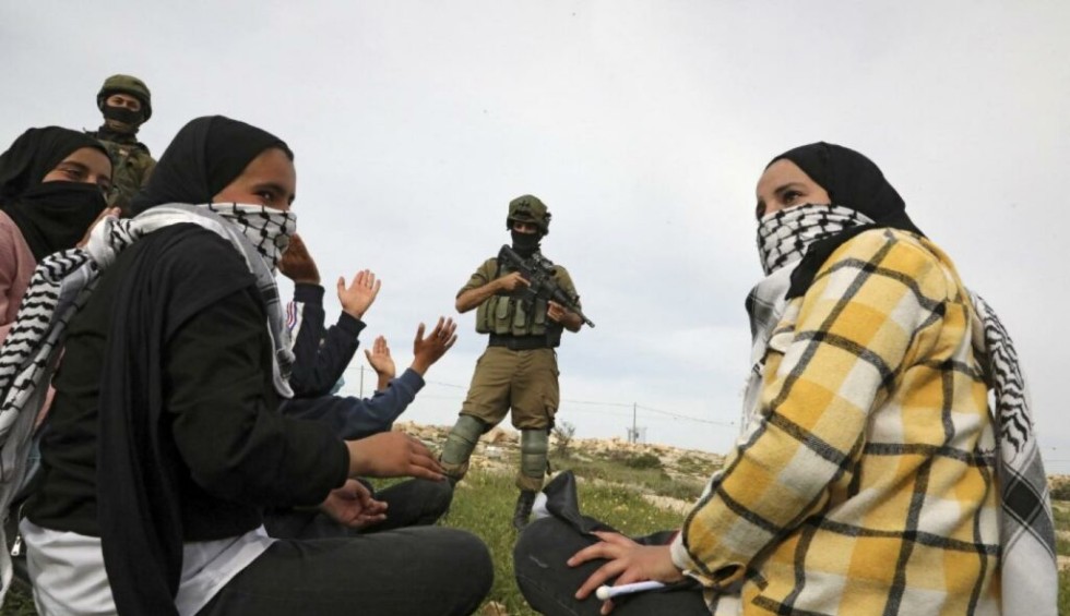 A generic square placeholder image with rounded corners in a figure.