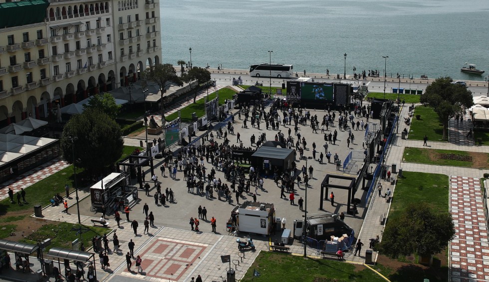 A generic square placeholder image with rounded corners in a figure.