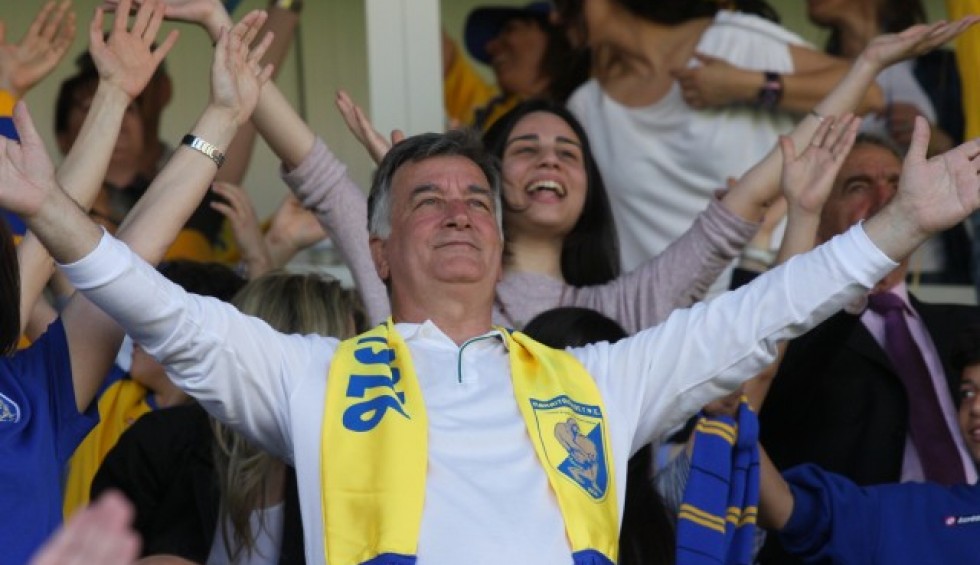 A generic square placeholder image with rounded corners in a figure.