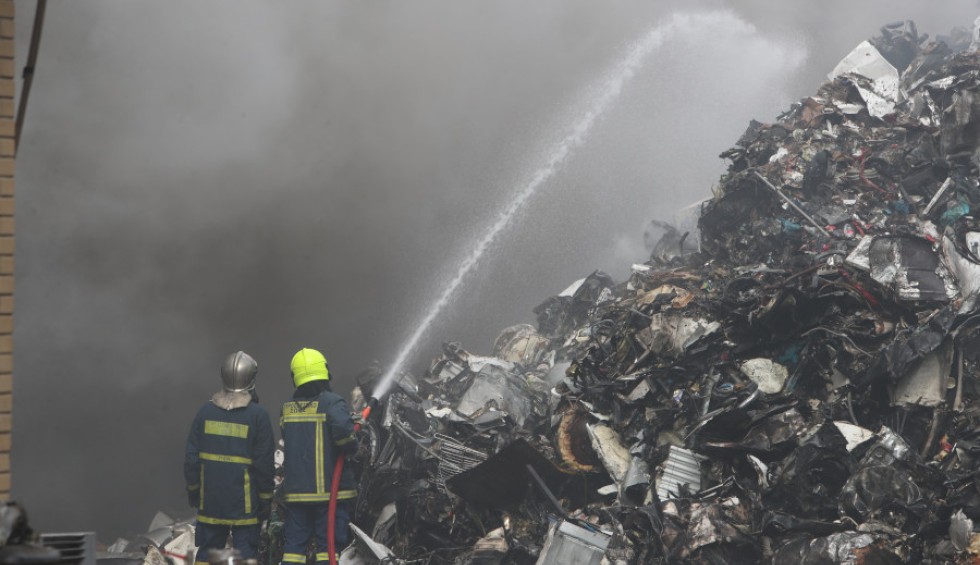 Θεσσαλονίκη: Φωτιά σε εταιρεία ανακύκλωσης-«Κλείστε πόρτες και παράθυρα»