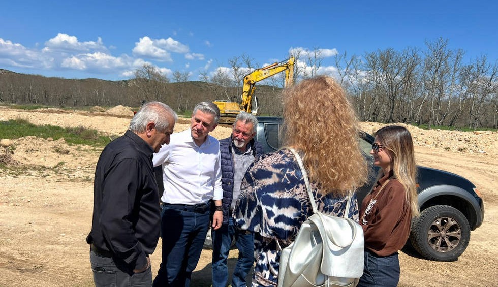 A generic square placeholder image with rounded corners in a figure.