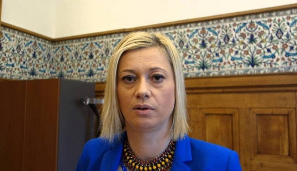 A generic square placeholder image with rounded corners in a figure.