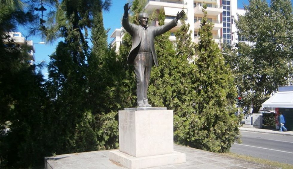 A generic square placeholder image with rounded corners in a figure.