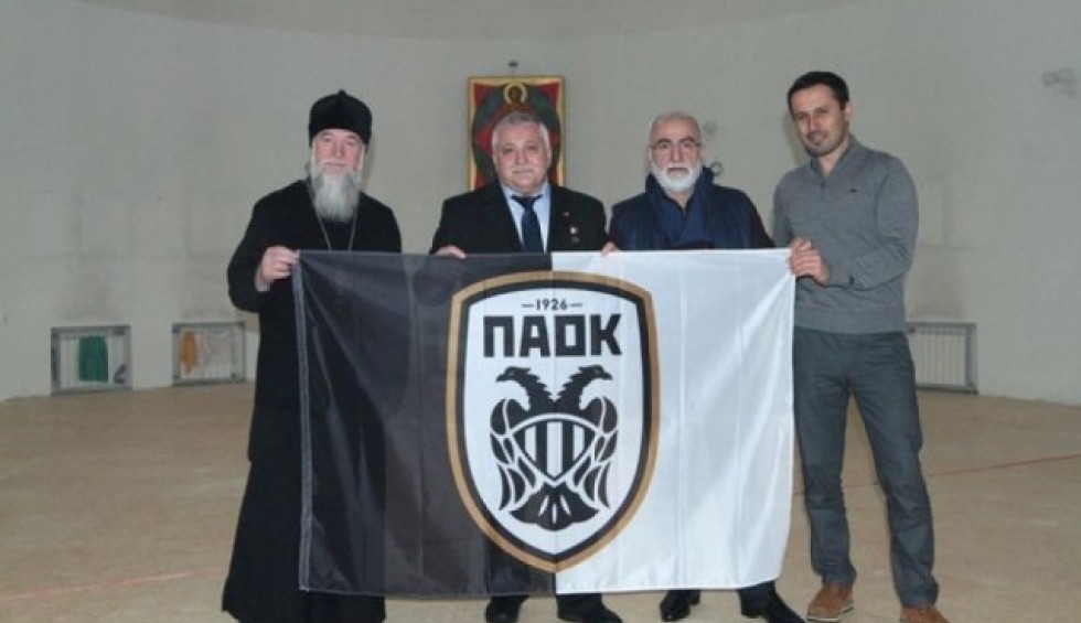 A generic square placeholder image with rounded corners in a figure.