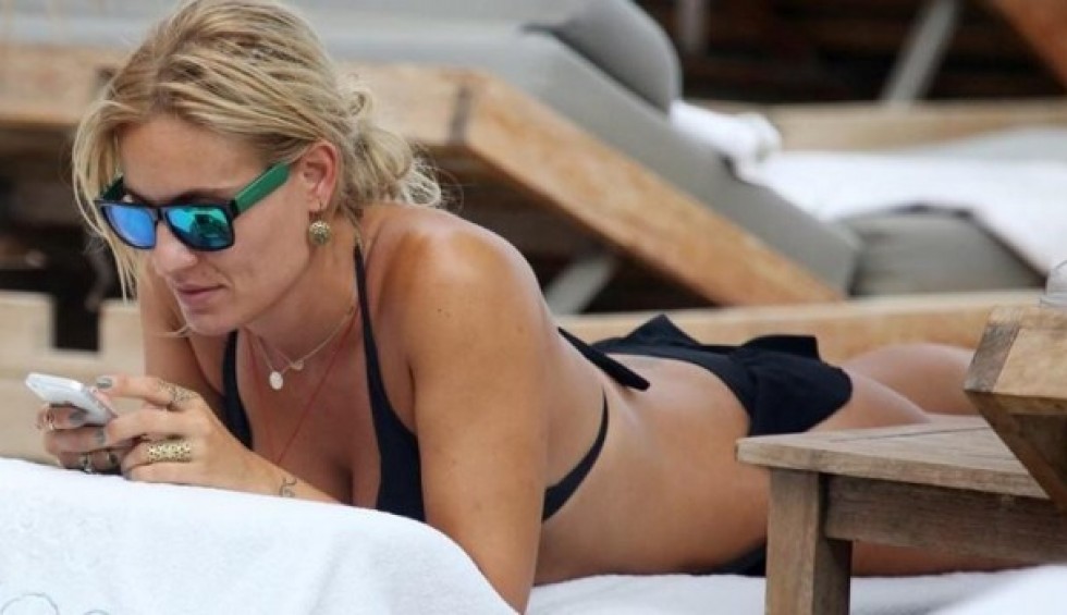 A generic square placeholder image with rounded corners in a figure.