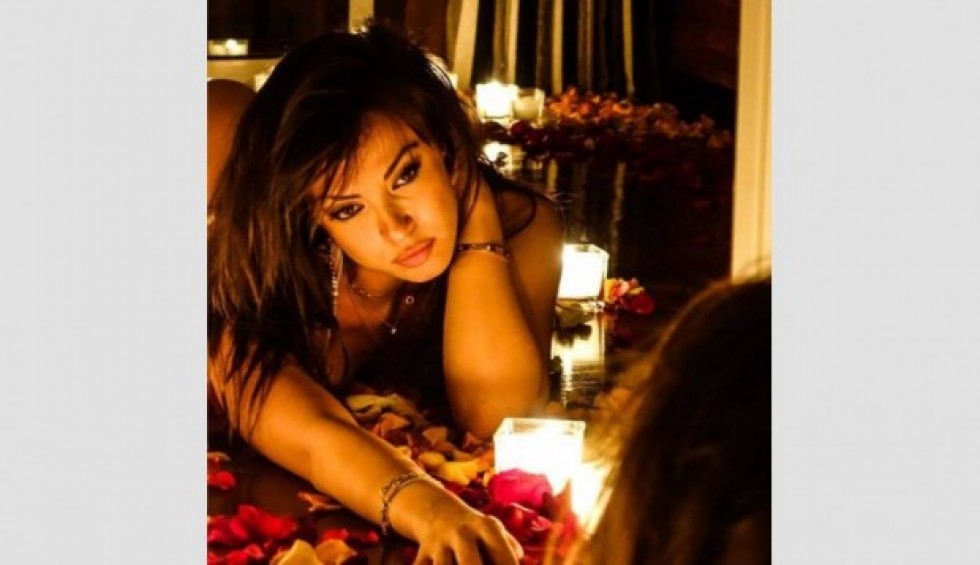 A generic square placeholder image with rounded corners in a figure.