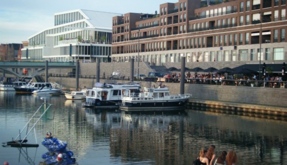 A generic square placeholder image with rounded corners in a figure.