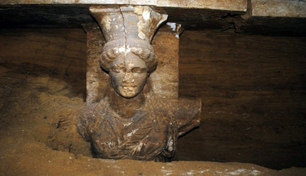 A generic square placeholder image with rounded corners in a figure.