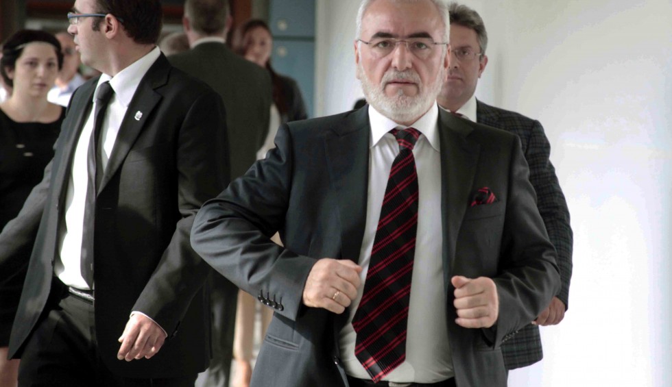 A generic square placeholder image with rounded corners in a figure.