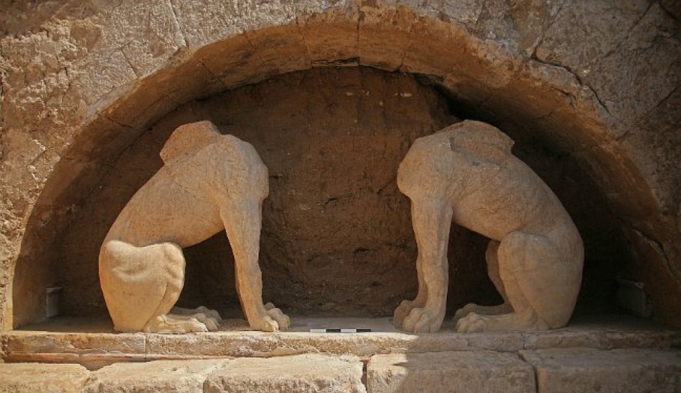 A generic square placeholder image with rounded corners in a figure.