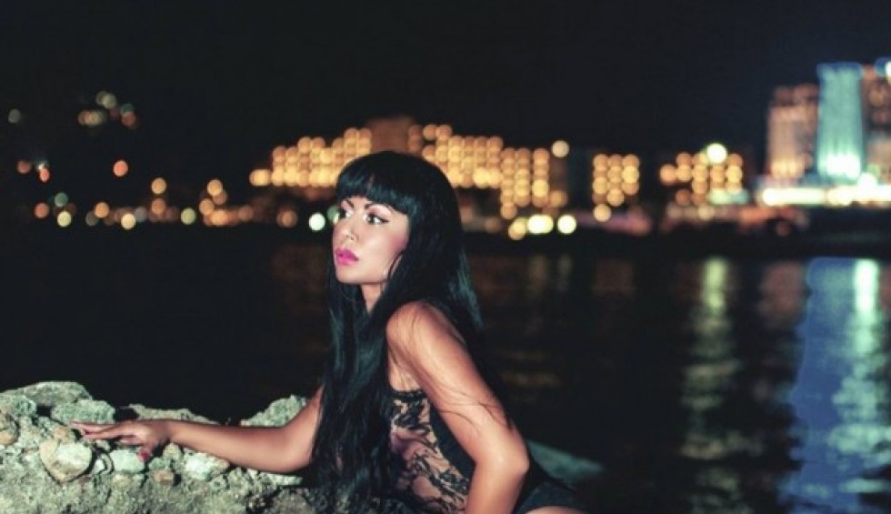 A generic square placeholder image with rounded corners in a figure.