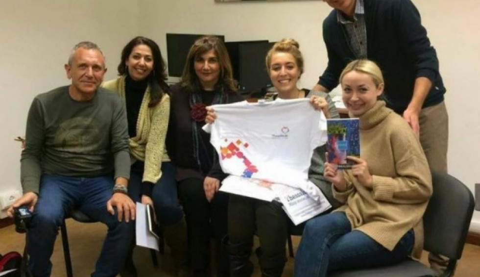 A generic square placeholder image with rounded corners in a figure.