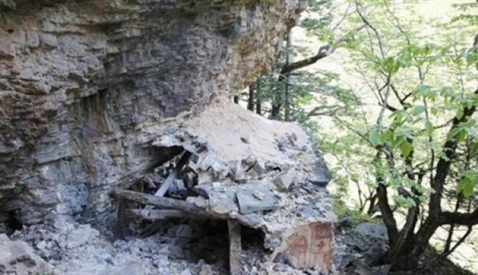 A generic square placeholder image with rounded corners in a figure.