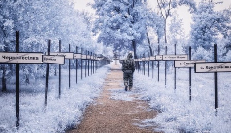 A generic square placeholder image with rounded corners in a figure.