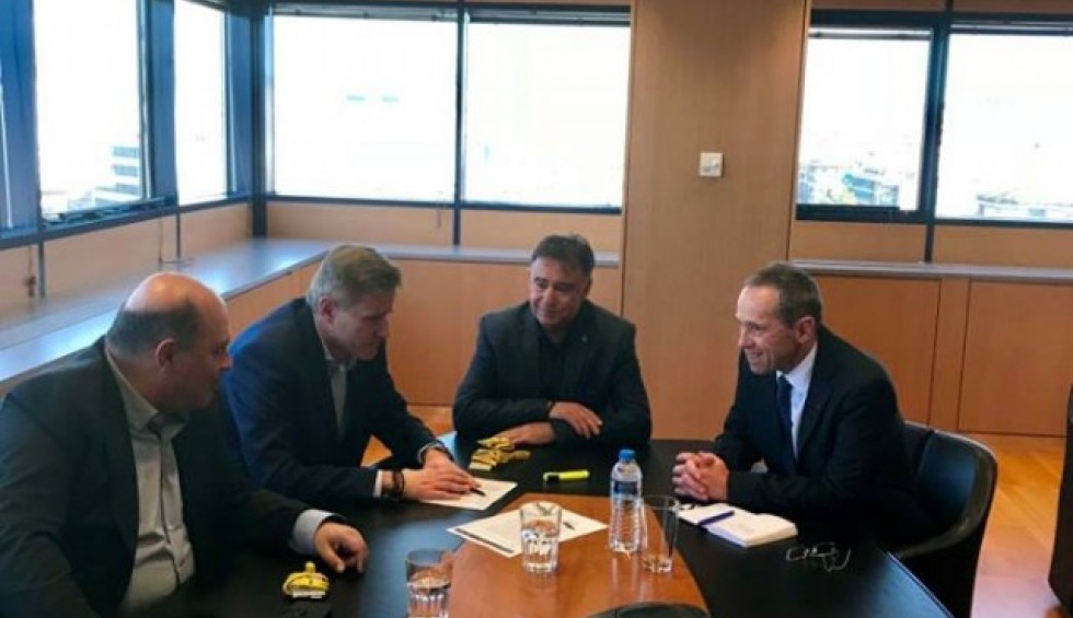 A generic square placeholder image with rounded corners in a figure.