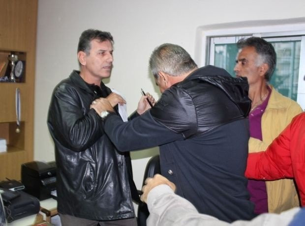 A generic square placeholder image with rounded corners in a figure.