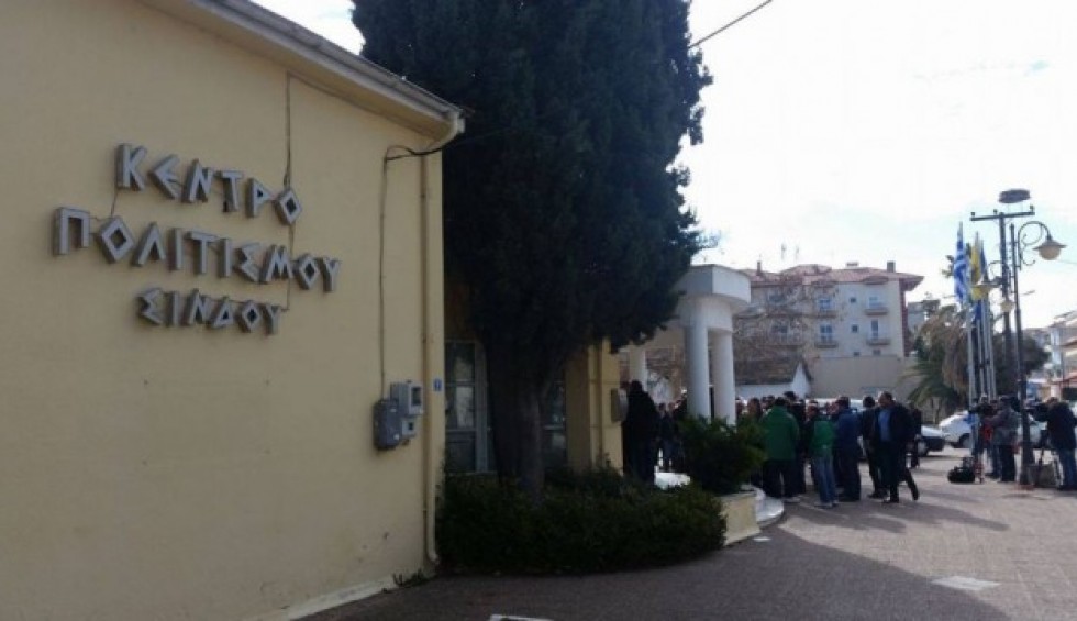 A generic square placeholder image with rounded corners in a figure.