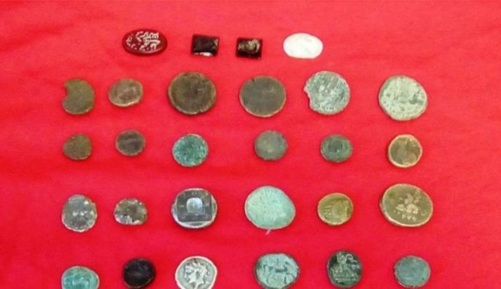 A generic square placeholder image with rounded corners in a figure.