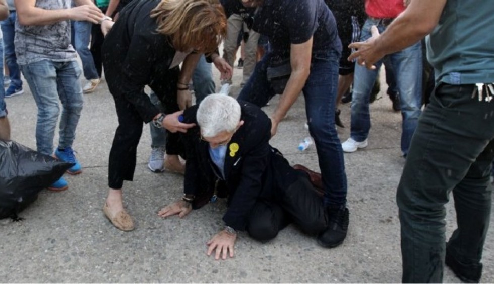 A generic square placeholder image with rounded corners in a figure.