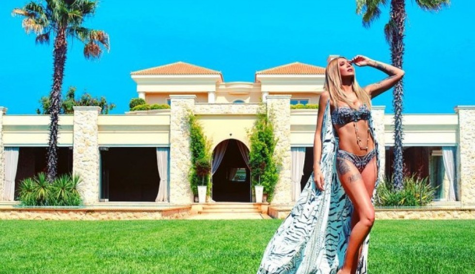 A generic square placeholder image with rounded corners in a figure.