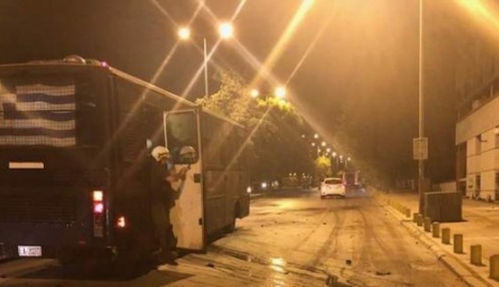 A generic square placeholder image with rounded corners in a figure.