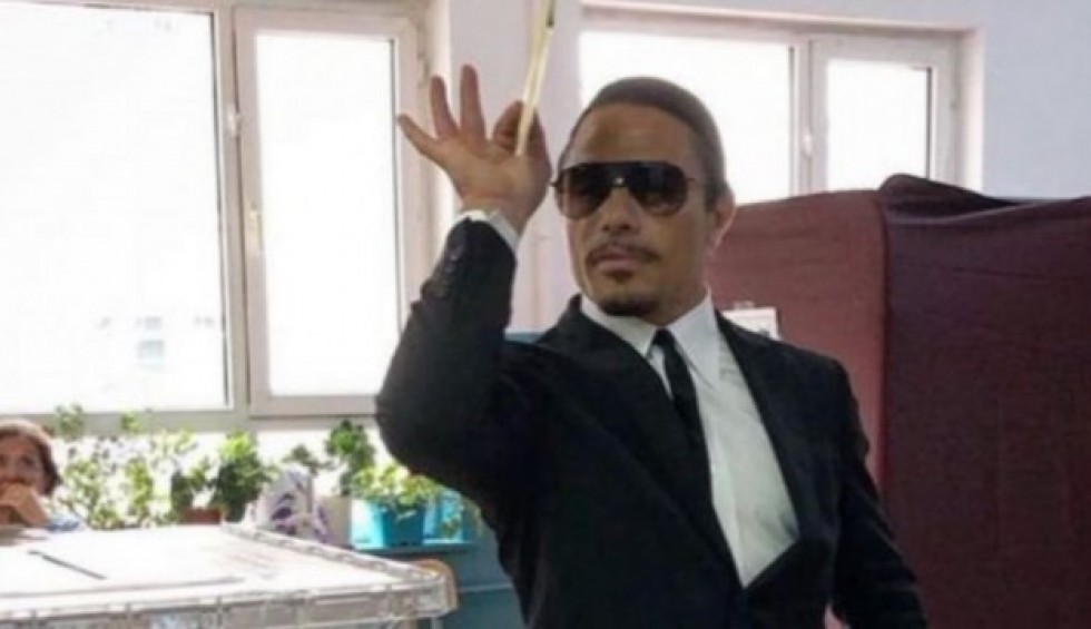 A generic square placeholder image with rounded corners in a figure.