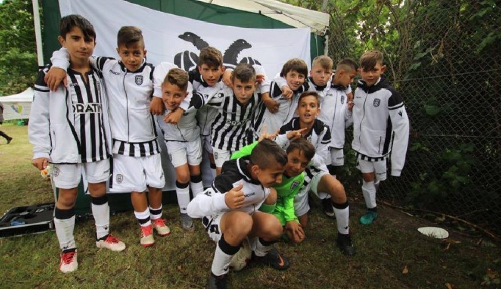 A generic square placeholder image with rounded corners in a figure.