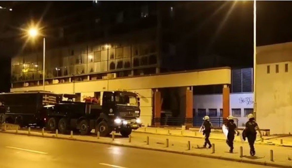 A generic square placeholder image with rounded corners in a figure.